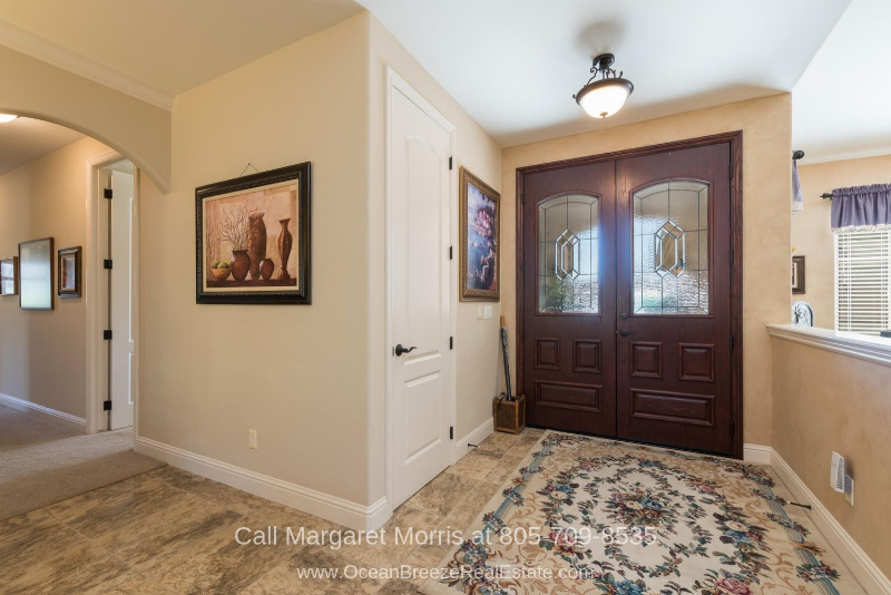 Nipomo CA Golf Homes - Feel right at home as soon as you step on the bright entryway of this Blacklake Nipomo home. 