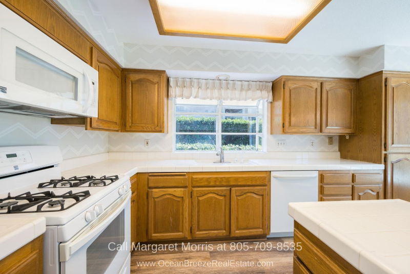 Golf Homes for Sale in Nipomo CA - Create mouthwatering meals in the bright kitchen of this golf home for sale in Nipomo CA. 