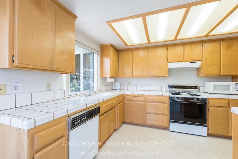 Nipomo CA  Real Estate Properties for Sale - You'll love the cozy ambiance of the kitchen of this golf home in Nipomo 