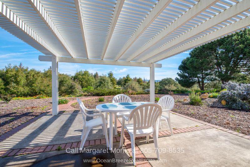 Crown Pointe Subdivision Nipomo CA  Golf Homes - Entertain friends and enjoy the warm weather while dining al fresco in this Nipomo golf home for sale.
